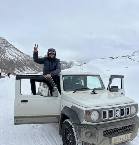 Experience a thrilling winter road trip through the snowy mountains of Himachal Pradesh, India.